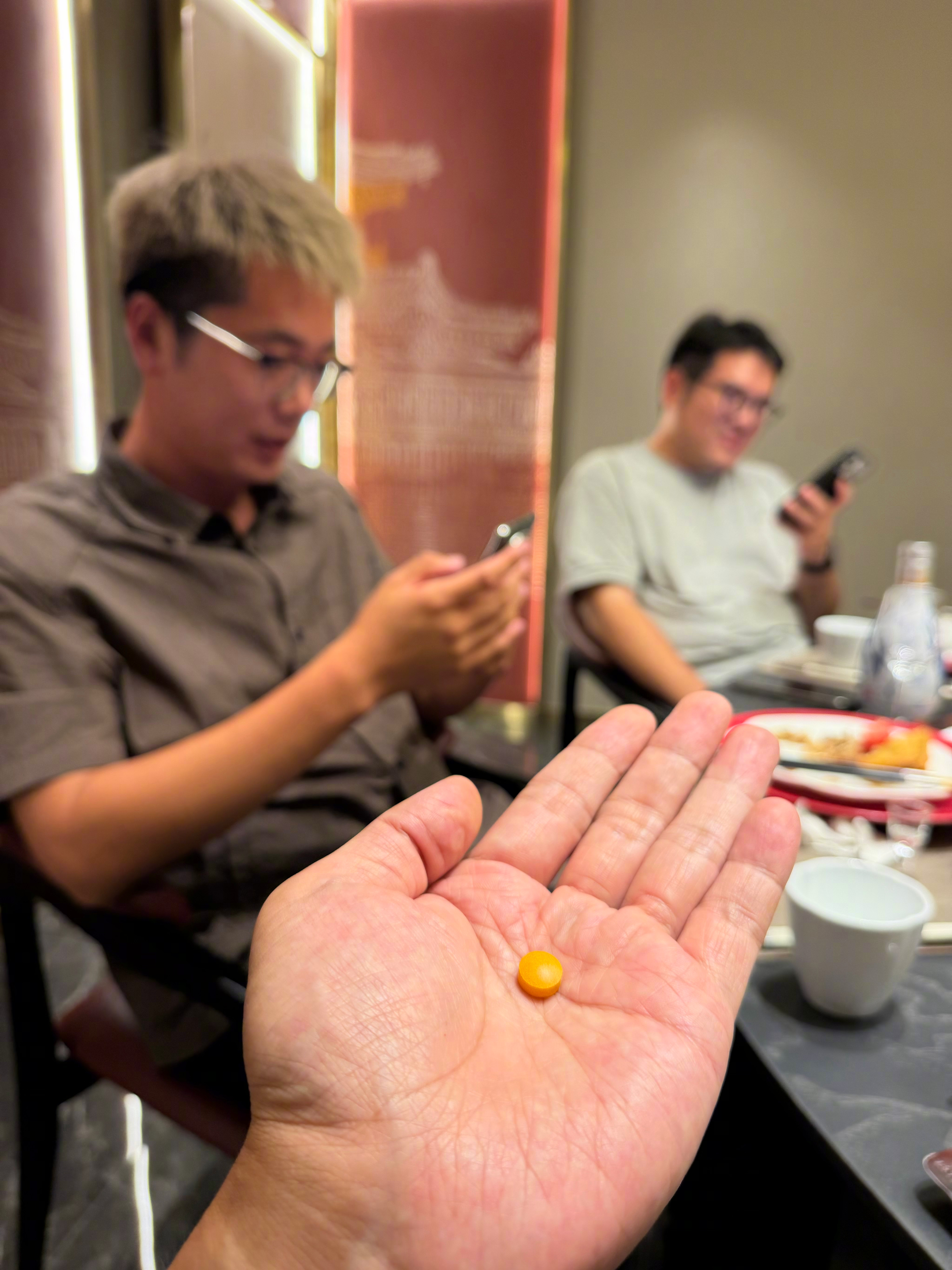 高总今天请我喝青花20，我这岁数大了感觉实在喝不过年轻人，来一粒小药丸振作一下