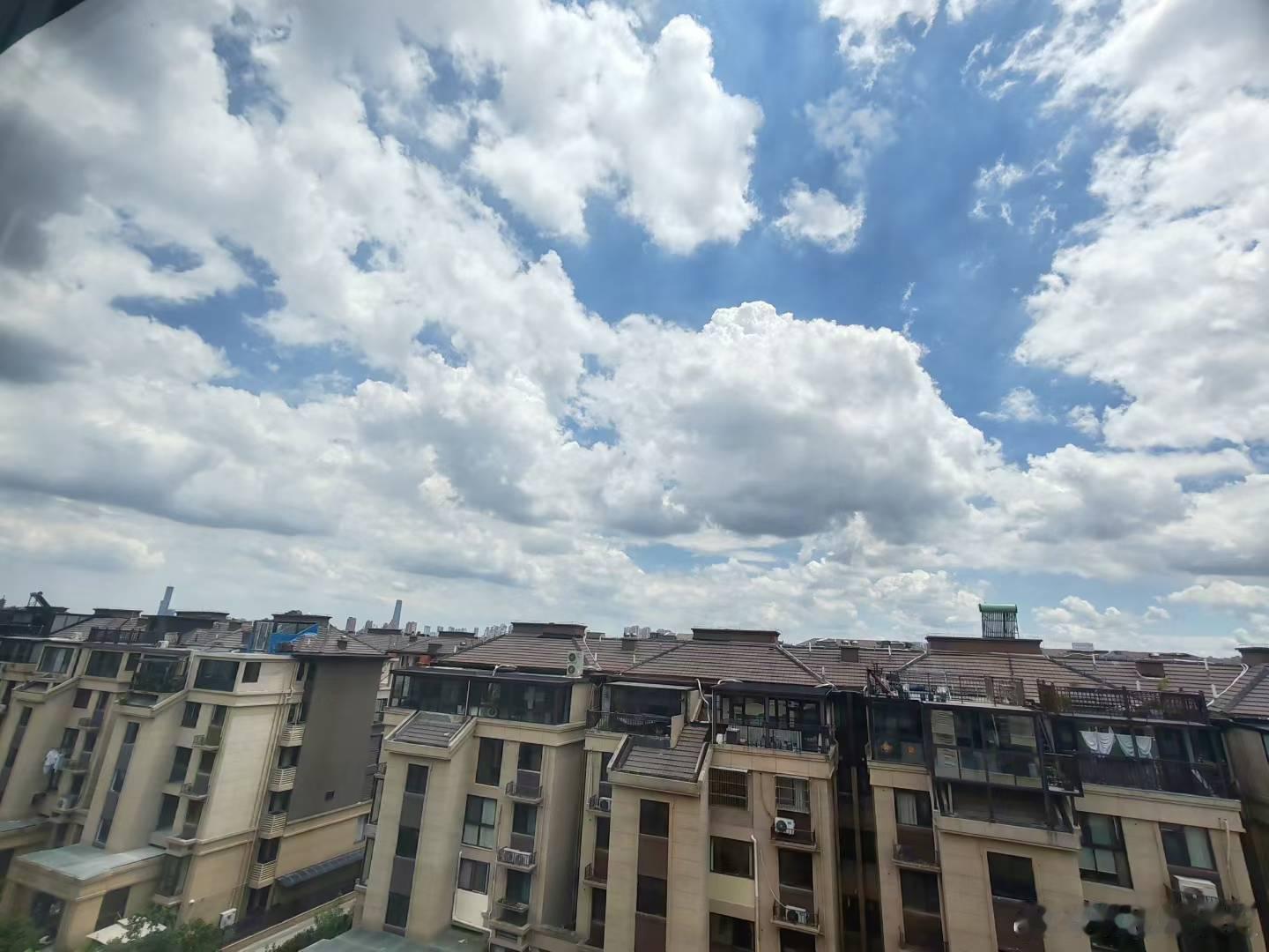 今天的天空有点压迫感！ ​​​