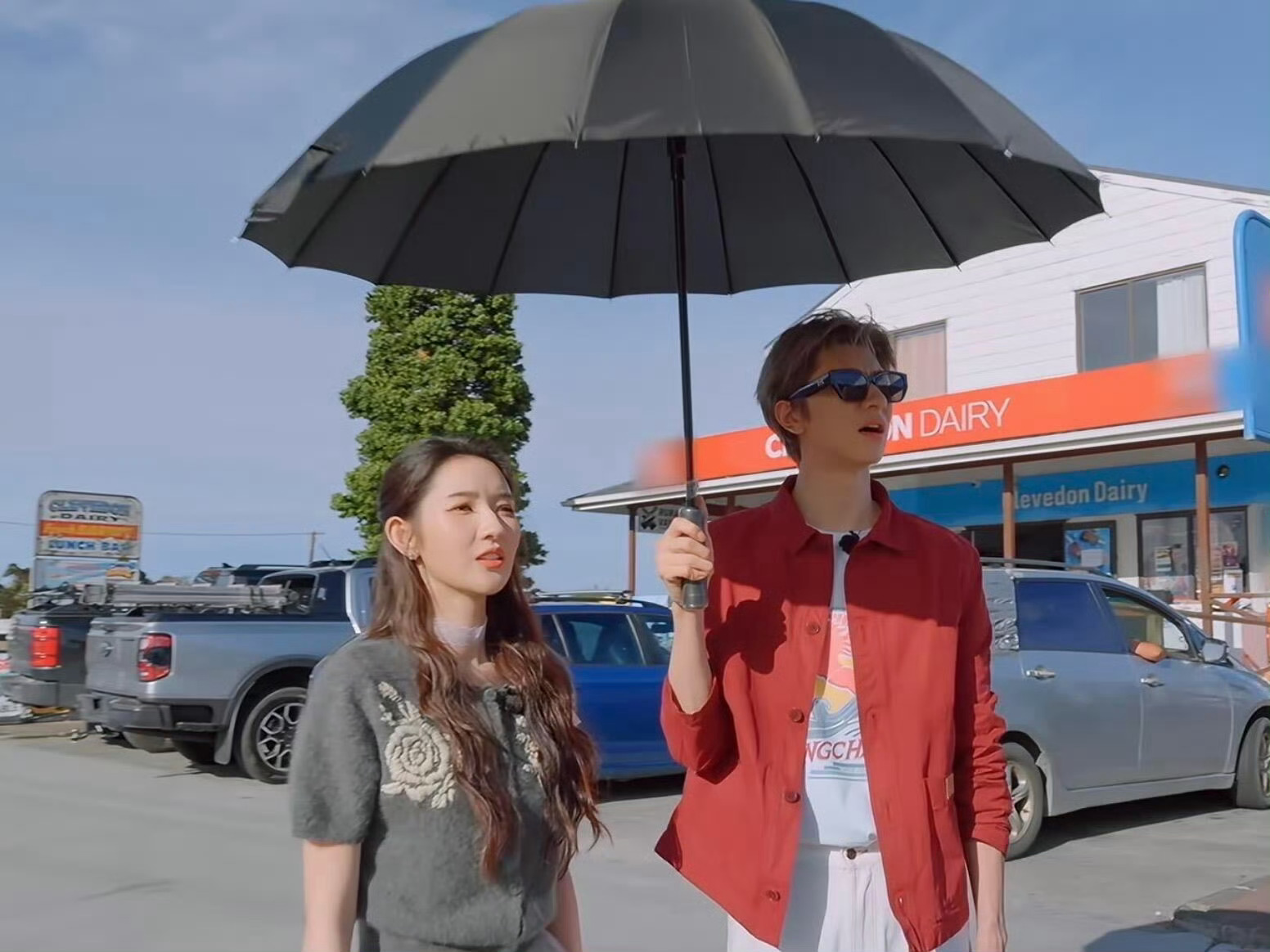 林一给王玉雯无效撑伞 无效撑伞的典范出现了！林一撑着伞但王玉雯完全没遮到，这身高