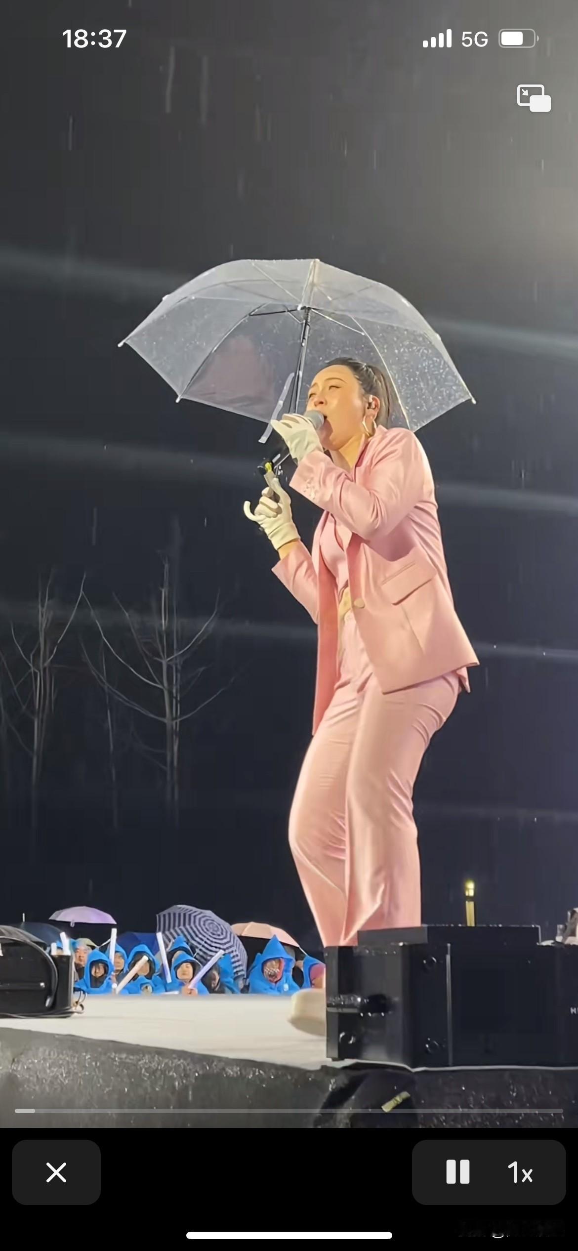 唐艺老师太敬业了，下雨天又冷的情况下，还是那么卖力演唱，为了给广大粉丝带来快乐的