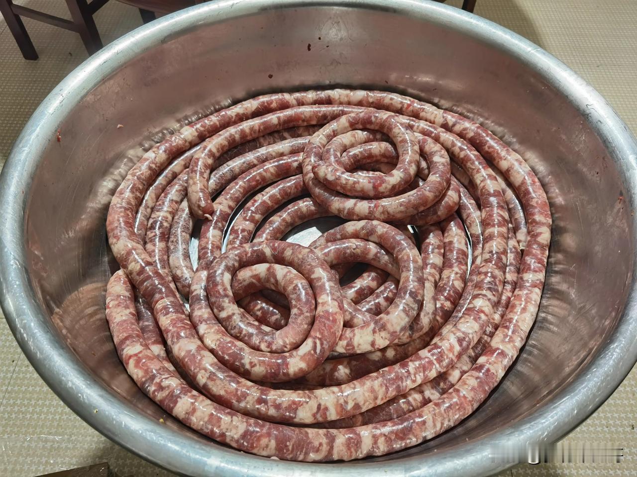 农家传统自制纯手工香肠，自然晾晒风干，好吃不腻人，已上橱窗，喜欢吃香肠的，欢迎进