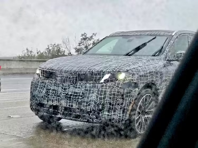 新一代宝马X5谍照曝光 日前，全新一代宝马X5的路试谍照在网络上曝光。新车的外观