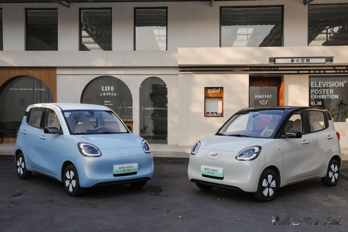 每卖出两台微型代步车，就有一台是宏光MINIEV，代步出行就选宏光MINIEV。