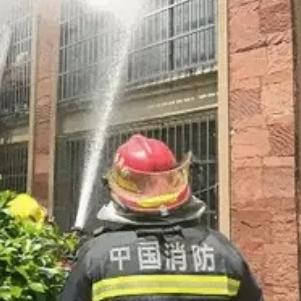 烈火浓烟中，一根铁锹，撬开的不仅仅是冰冷的防盗窗，更是一条滚烫的生命通道！

就