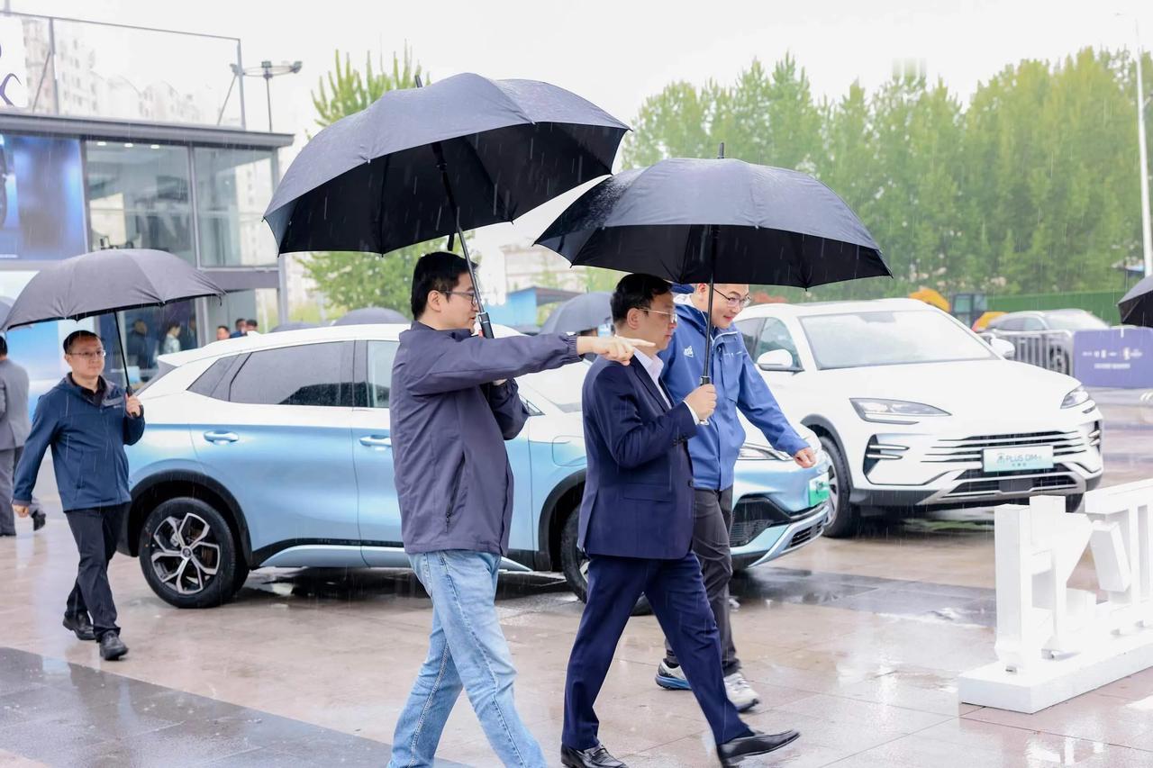 比亚迪能够那么猛，不是没有原因的。如今比亚迪这个地位，国产新能源一哥了，但老大还