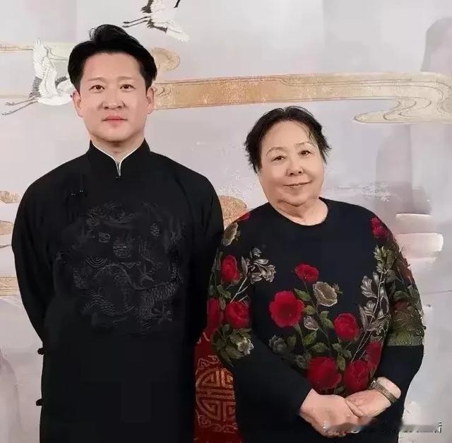 看着相声圈这些互相挖坑的，我都想笑。
本来张伯鑫和马贵荣母子相称，亲亲热热，现在