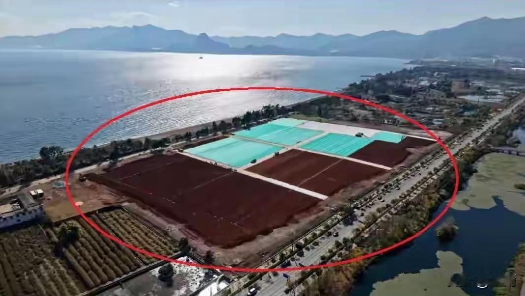 胆子都挺大的，一个敢批，一个敢建。
谁能想到，华晨宇这场演唱会的选址，居然紧挨着