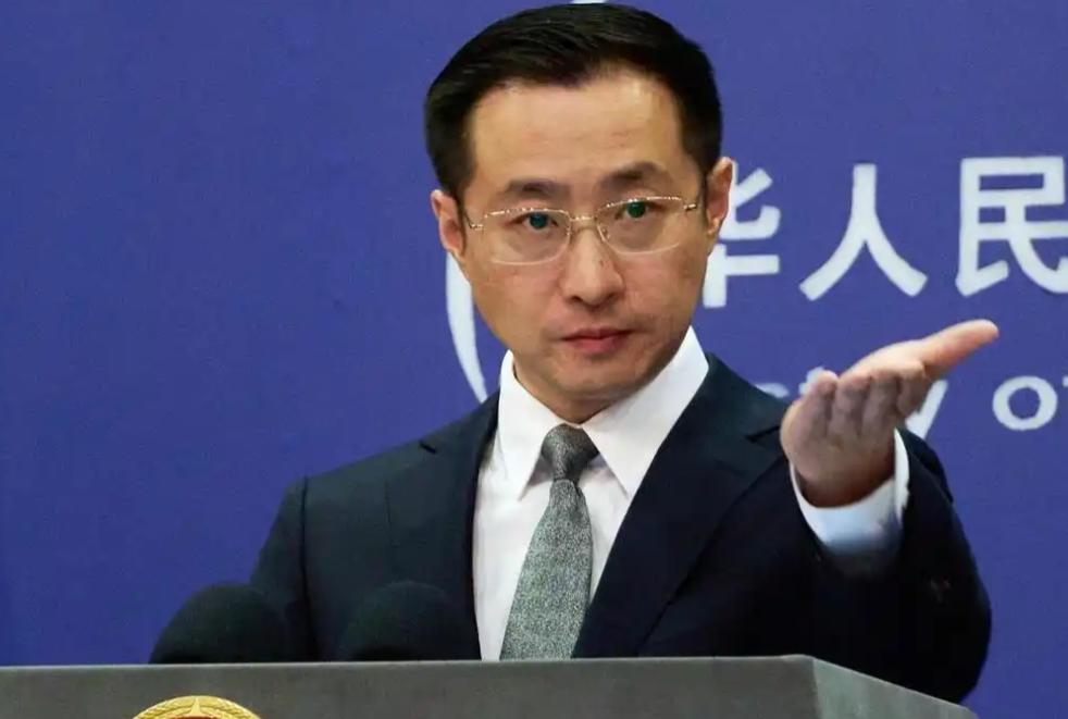 8月25日，针对美国对不参与制裁伊朗的国家采取反制措施，中国外交部表示：坚决反对