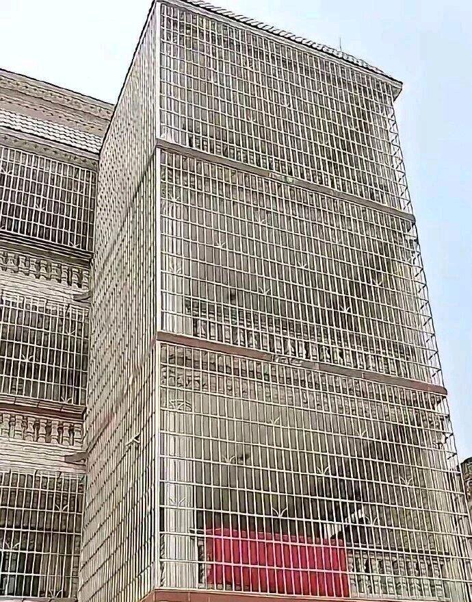 这个监狱都没有这么牢固呀
网友说这个很合适挂腊肉[捂脸]