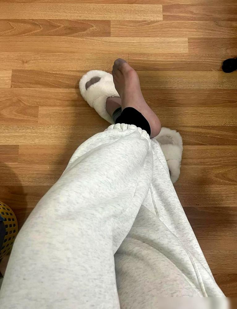 有没有人懂。
​
大冬天，脚冰得像块铁，可一脱鞋，袜子和鞋垫居然是湿的。
​
那