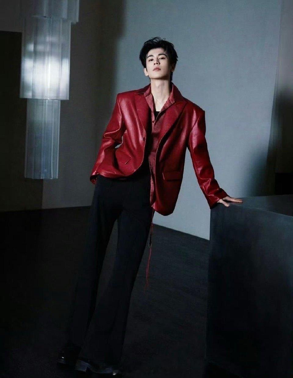 内娱男星穿红衣还是太权威了 内娱男星的红衣造型太绝了！成毅清冷、张艺兴耀眼、薛之