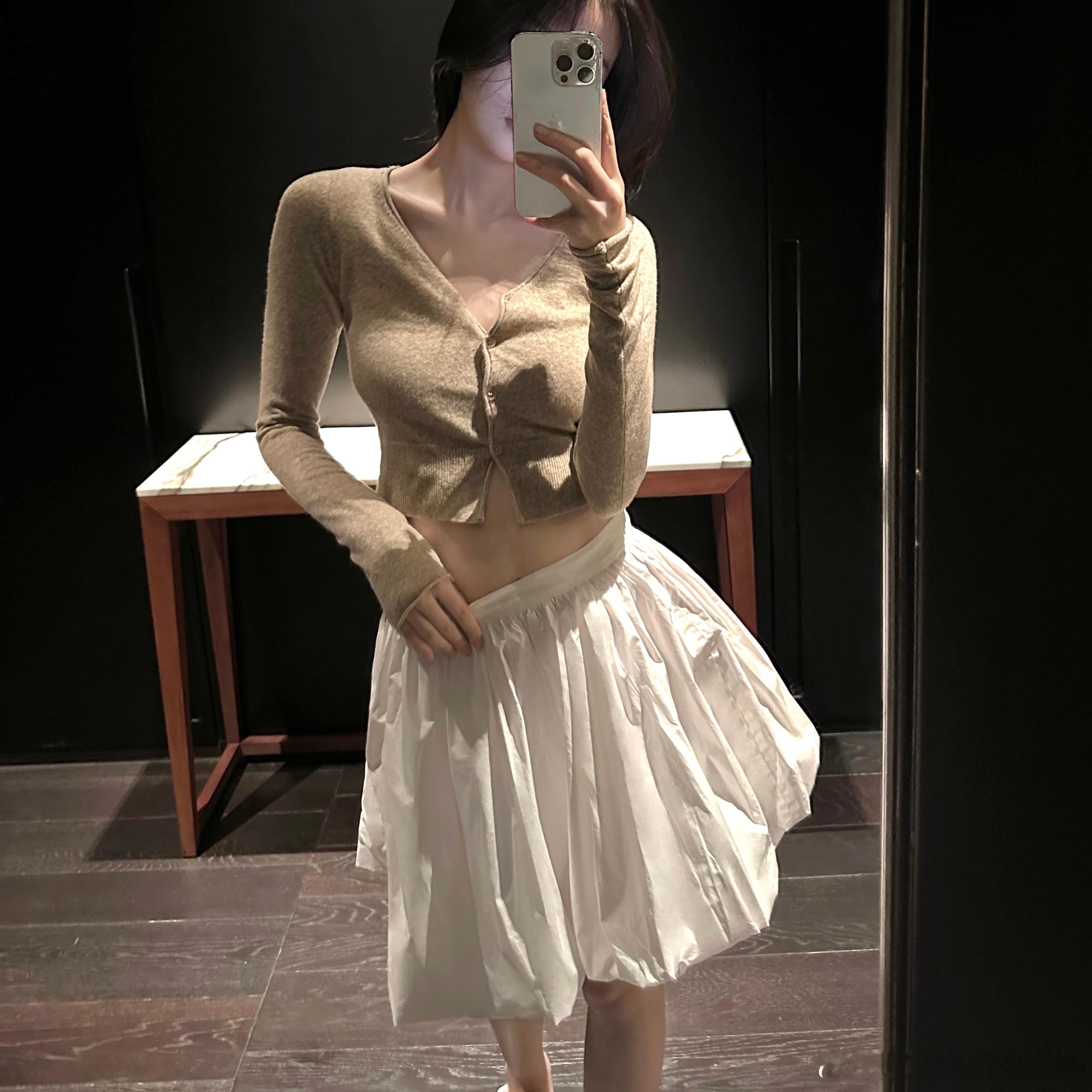 这件上身真的绝燕麦软糯针织衫轻微磨毛手感的细纱线 暖暖的燕麦颗粒感色系整体是修身