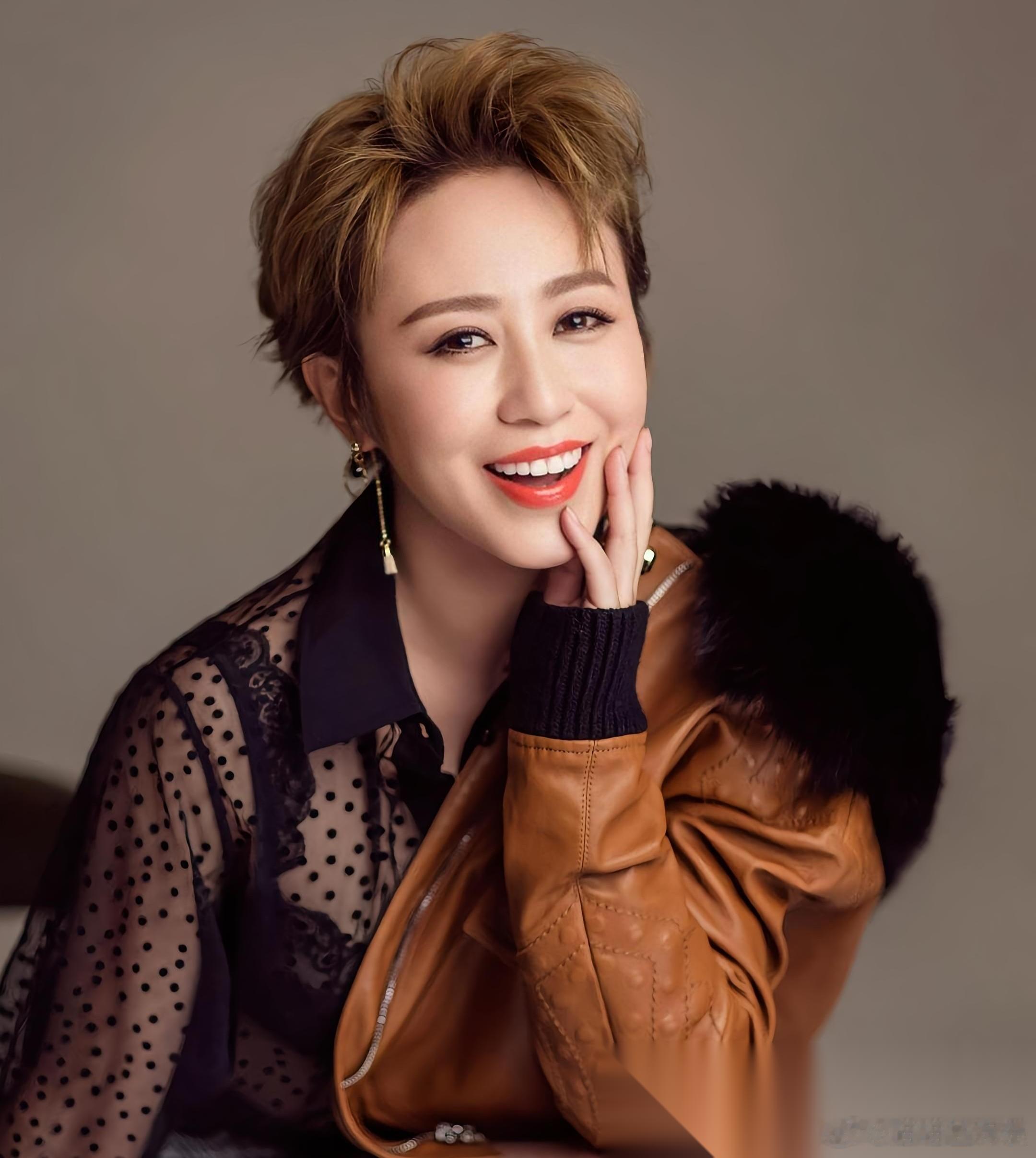 马丽笑眯眯地说:“跟我合作的男演员们都是三高。”黄渤一脸好奇地问:“哪三高？” 