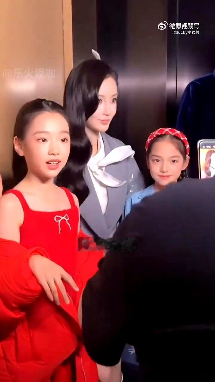 杨颖这位置，坐得稳。设计师张帅亲自献花，她就在前排正中间，雷打不动。

时尚大秀