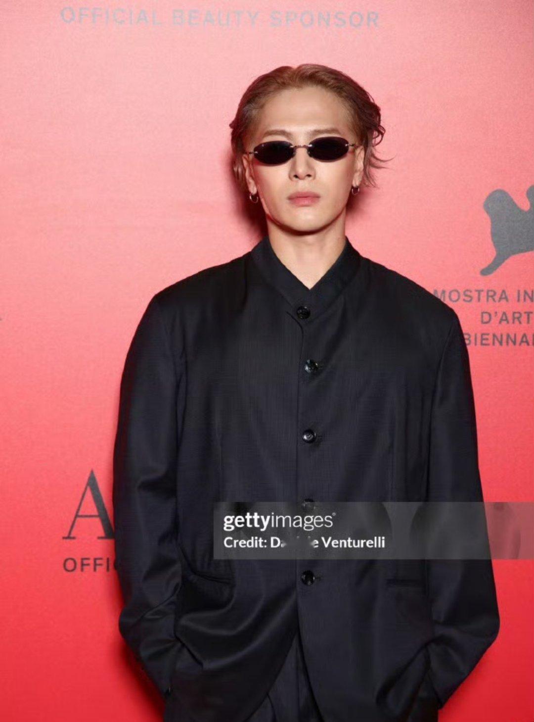 真的很不喜欢看到这种词条，为什么把人放一起让人比较，女明星也是男明星也是，路人夸