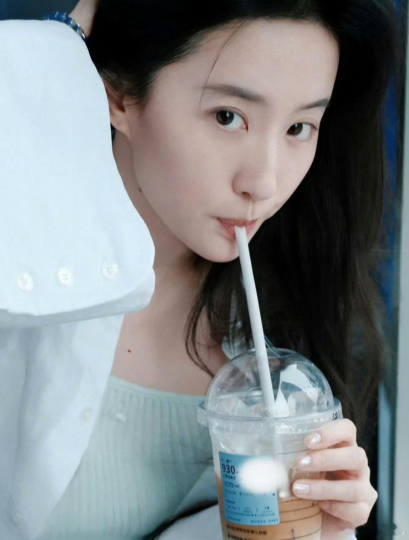 刘亦菲素颜女大素颜都这么权威太美了 