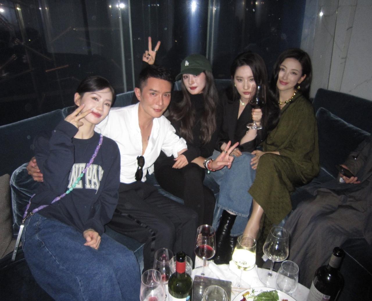2024年，刘冲晒晚宴上的合影，刘诗诗、杨幂、刘亦菲、朱珠出席派对，并坐在一起的