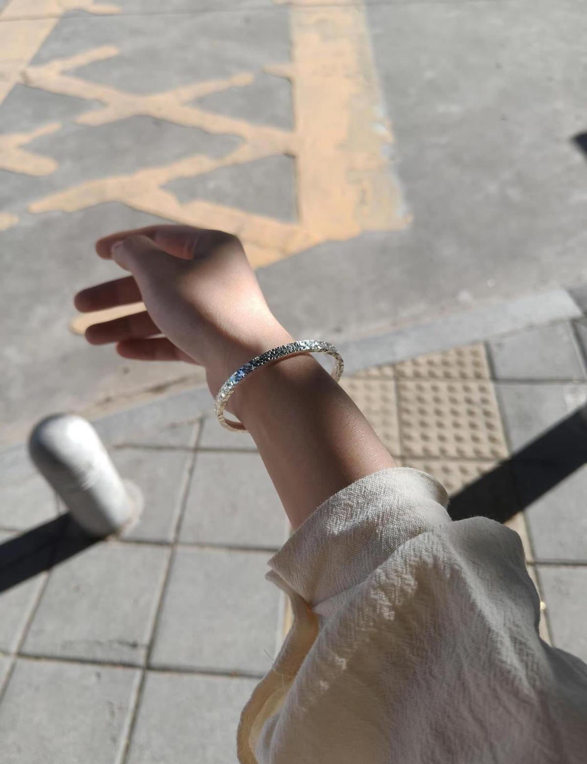 她没讲价，直接下单，结果戴上了全网女孩都在抢的“碎冰冰”。
不是她运气好，是这手