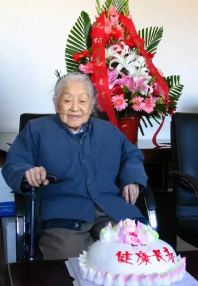 2004年，“中国居里夫人”何泽慧院士过90岁生日时，留下的珍贵照片，生日仪式由