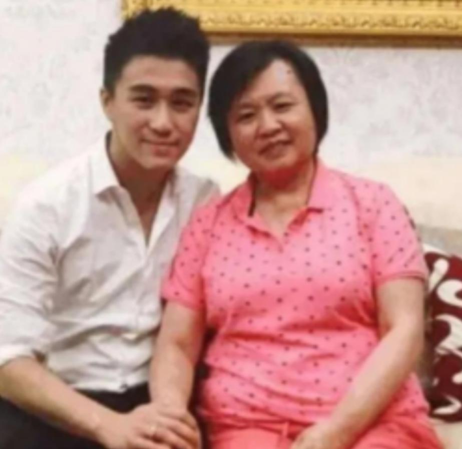 一次，赌王何鸿燊家的保姆，买彩票中了3000万，保姆乐坏了，她问赌王的儿子何猷君