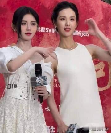 同一个摄像师镜头下的鞠婧祎和陈都灵两个人都是被摄像头无限放大的怼脸照啊这两位的状