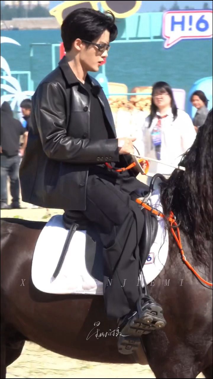 不闹了闺蜜…我的黑马王子来了檀健次海边骑马