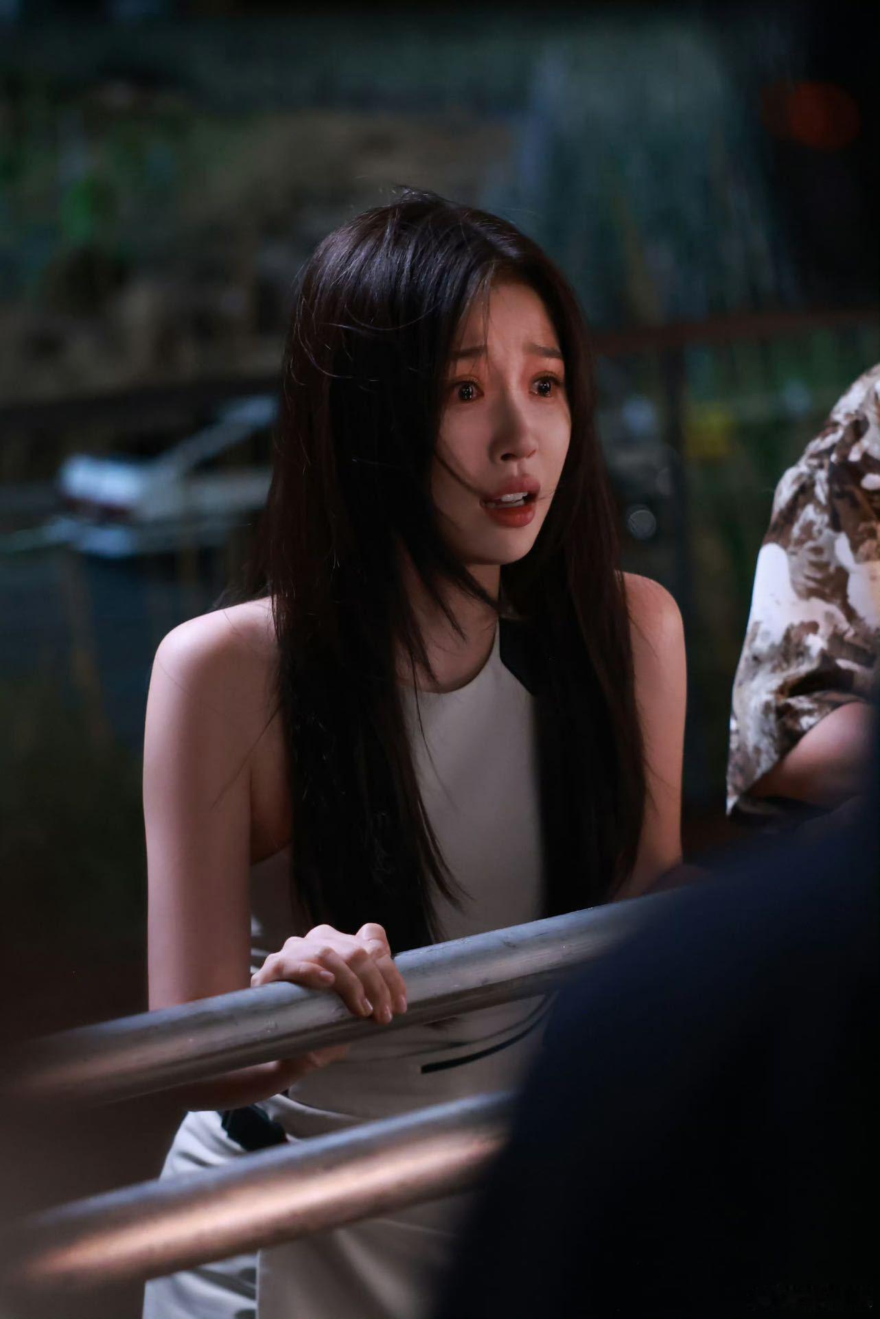 姜暮 双重打击 今晚的姜暮真的太难了，接连的双重打击换谁都承受不住。虞书欣的哭戏