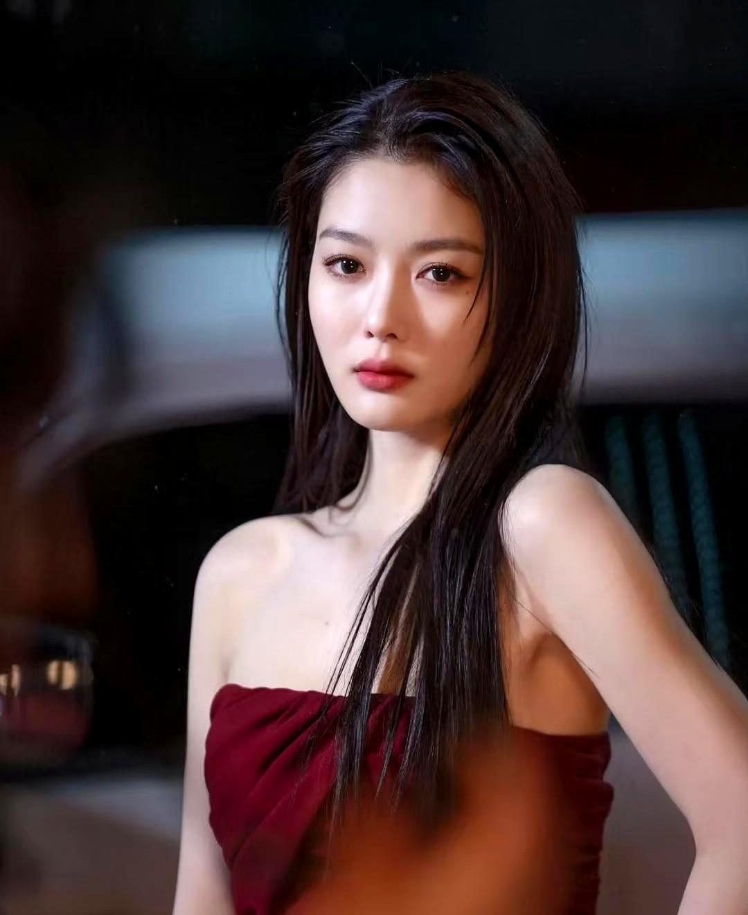 韩国姑娘变美，居然不扎针了？
金裕贞那下颌线，不是线雕拉的。
是每天10分钟芭蕾