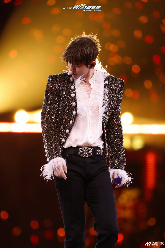 张杰张杰鸟巢行程即将过半张杰我们一起会更加精彩 现场氛围燃炸全场，灯光与歌声完美