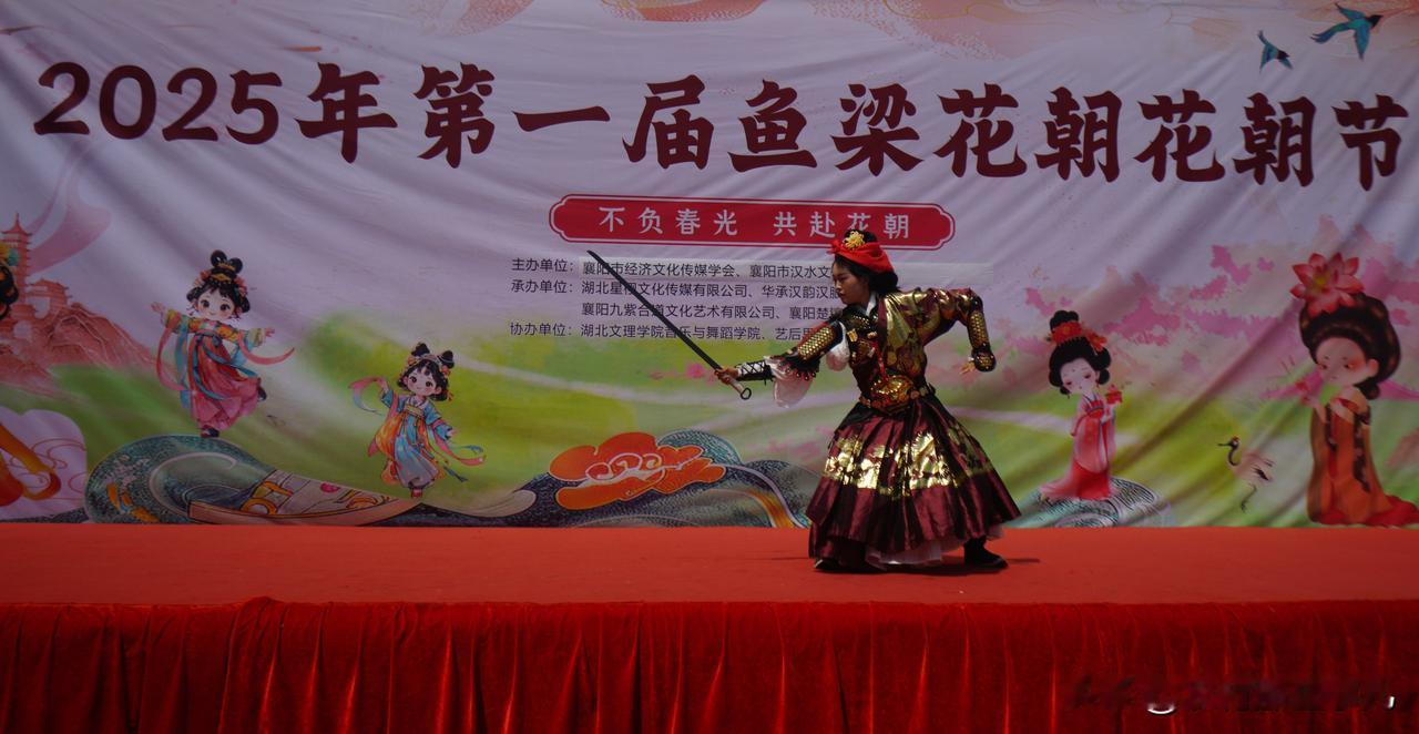 鱼梁洲花朝在鱼梁洲花朝节上，女将们犹如盛开的花朵，绽放出迷人的光彩。这是第一届的