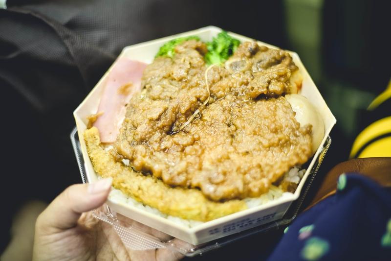 台湾人一般不分南方人北方人，不过有本省人和外省人之分。台湾目前约2300万人口，