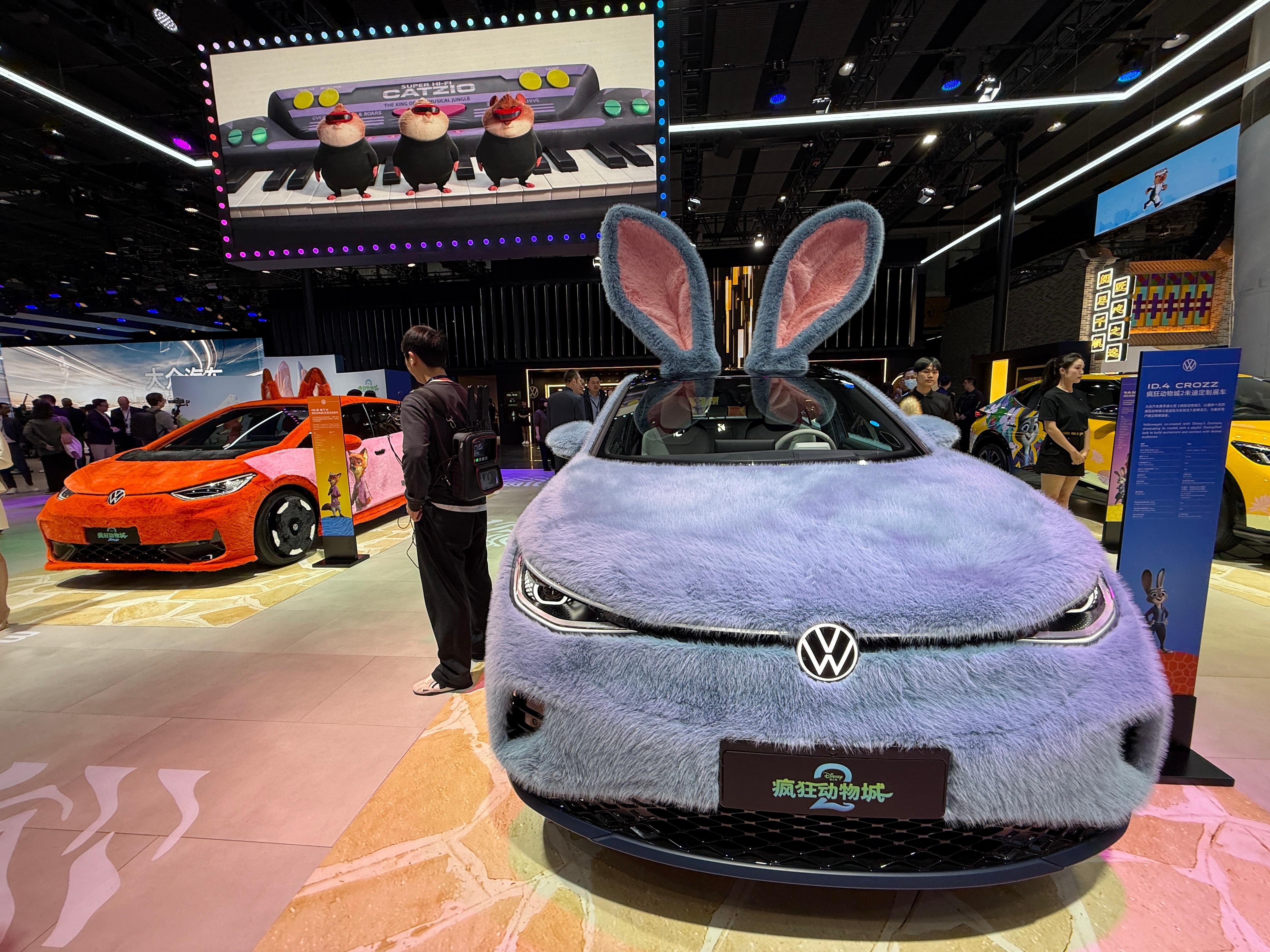 金标大众展台很会整活啊，联名疯狂动物城2兔朱迪和狐尼克都来了