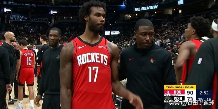 又是你！今天NBA常规赛火箭对阵奇才的比赛进入第三节后段，火箭前锋伊森再度因为自