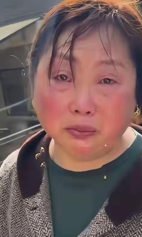人民日报发声了 为戴金耳环的女村支书正名
 
灾情面前有人拼命实干，有人却拿着放