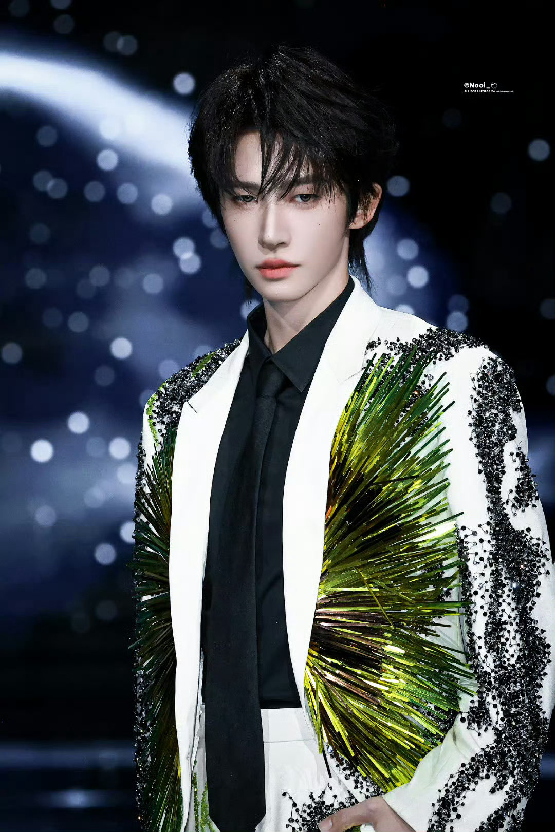 刘宇的眼神刘宇迷幻烟花碎钻高定 谁懂啊！刘宇的眼神+碎钻高定，直接帅出新高度～ 