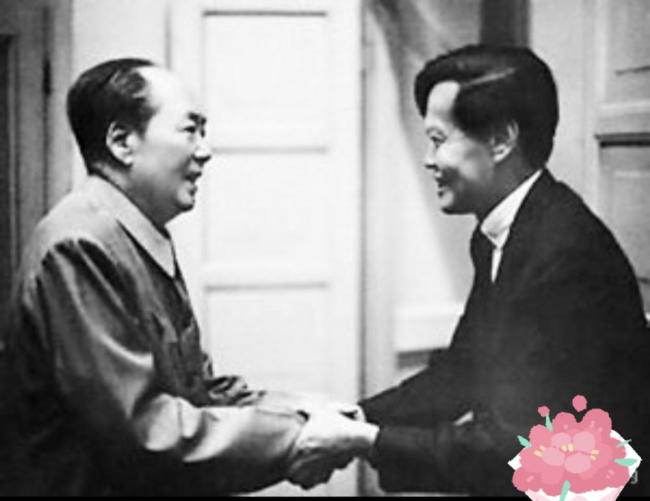 这张照片就可以证明杨振宁先生在物理界的地位，杨先生是有学问的是爱国的是受人尊敬的