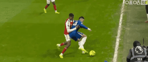 接着奏乐！接着演！小手一捂就是犯规！裁判这一次吹的够聪明！
红蓝大战，总得优点什