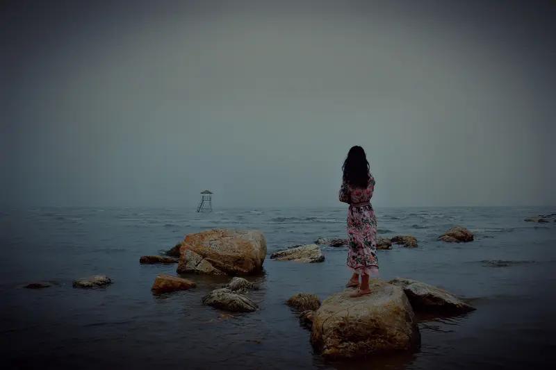 人到中年，越发觉得靠谁都不如靠自己。年轻时，总觉得有父母帮衬、朋友接济、伴侣兜底