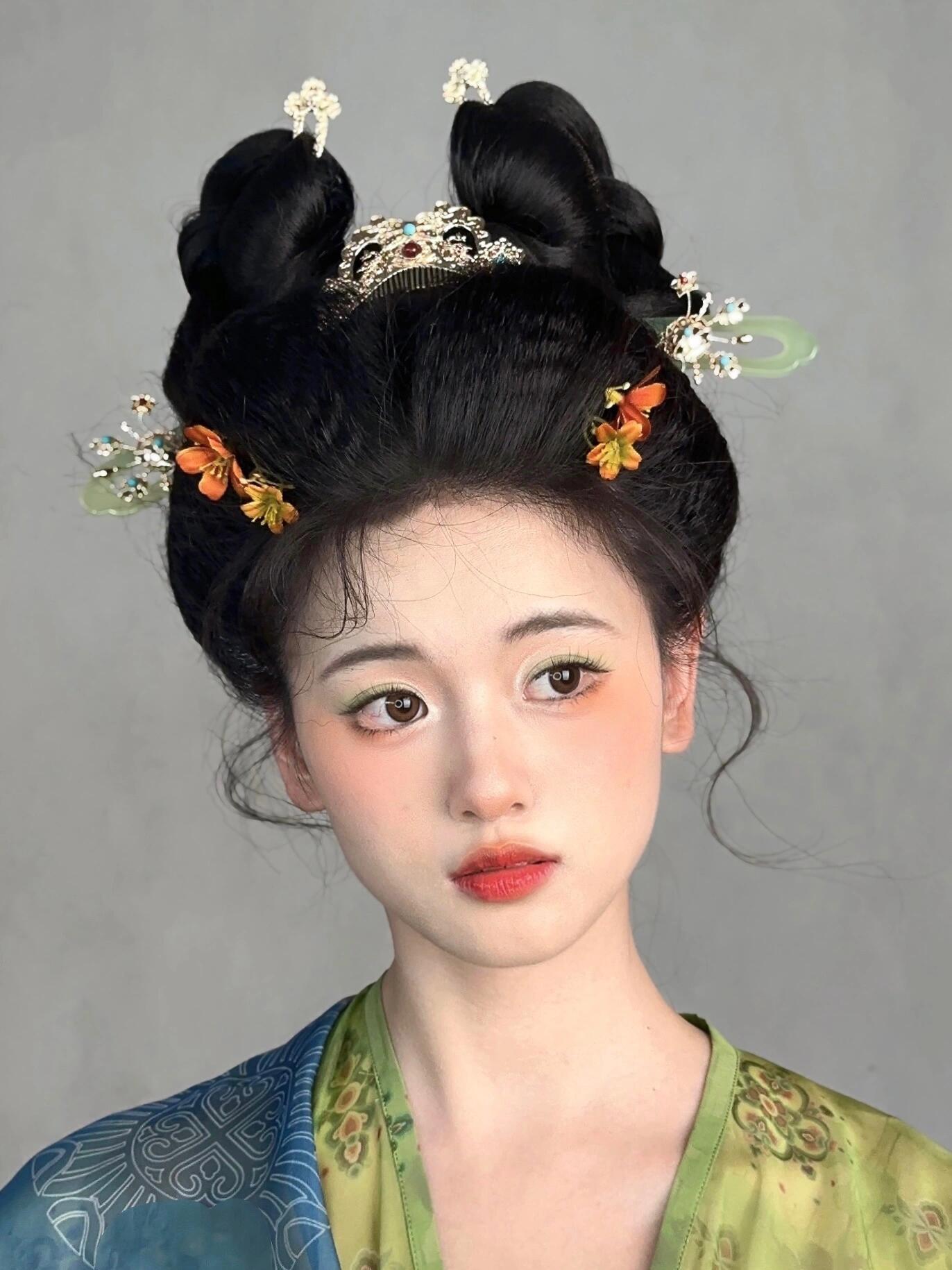 在🍠刷到一个特别会做汉服发型妆容的博主，头和妆搭配得特别好。。我说某些大古偶妆