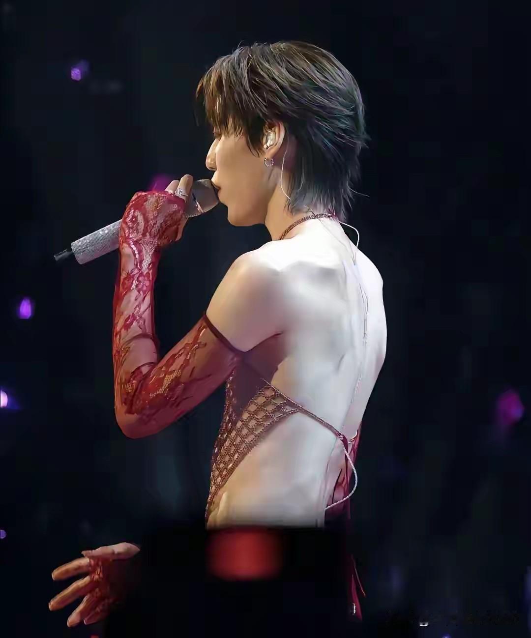 一个男子汉穿得比女人还妩媚多姿，网状肚兜，蕾丝袖套，如果不看脸，百分百以为是个美