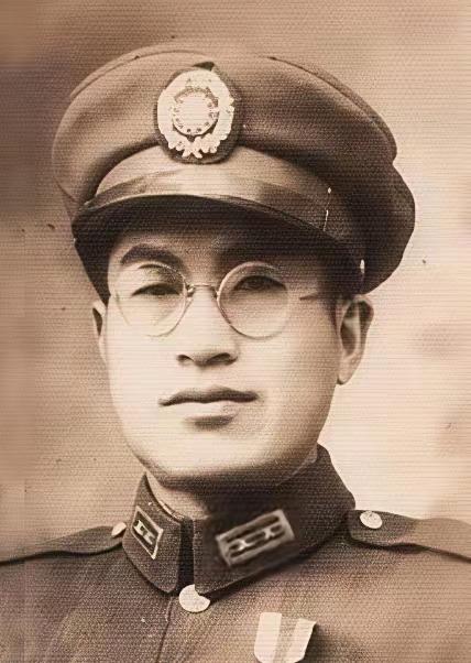 1934年，国军高级将领李延年奉命清剿红军，他残忍杀害几百手无寸铁的红军战士，这