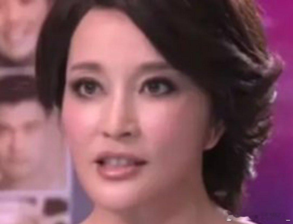 #前男友曝刘晓庆视频聊天录屏#。。。这男的好恐怖啊，两个人谈恋爱的时候还偷偷把视