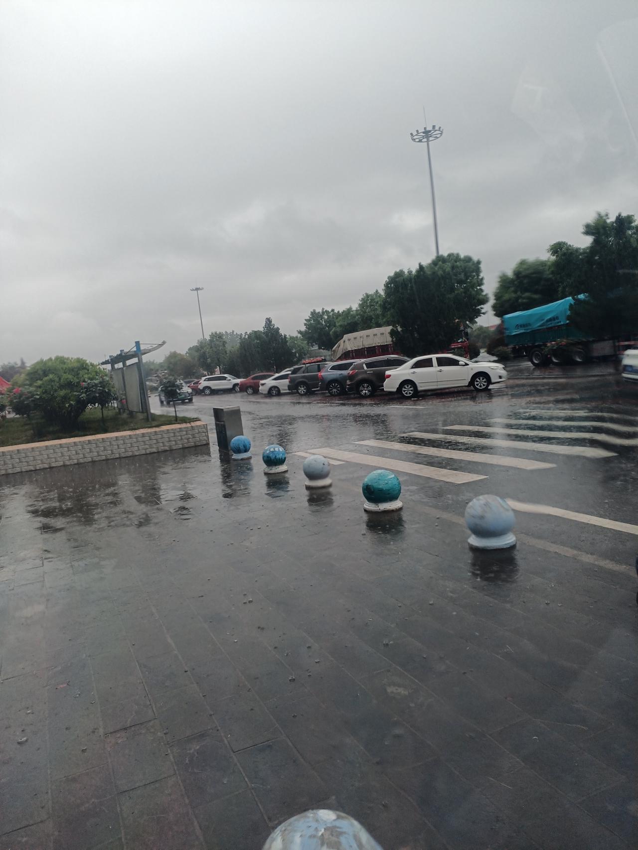 湿与远方。
     今天本来想去黄陵县看黄帝陵，昨天驻车咸阳附近的武功服务区，