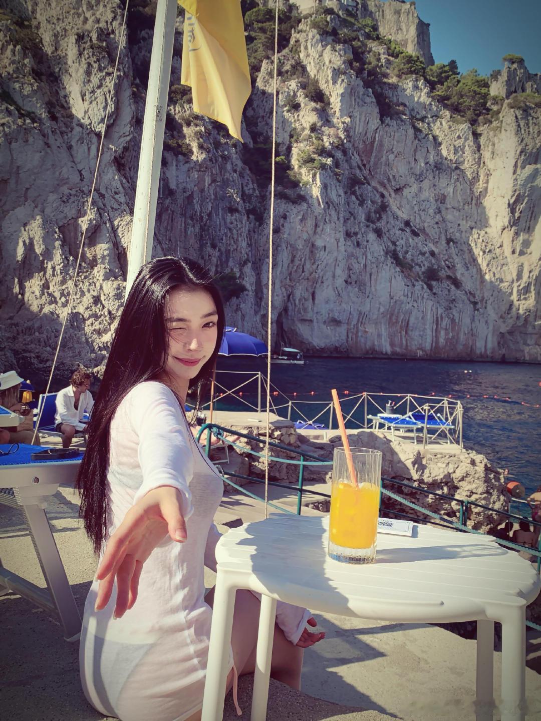 易梦玲晒海边度假照易梦玲晒了海边度假照，哪来的美神。易梦玲海边穿比基尼