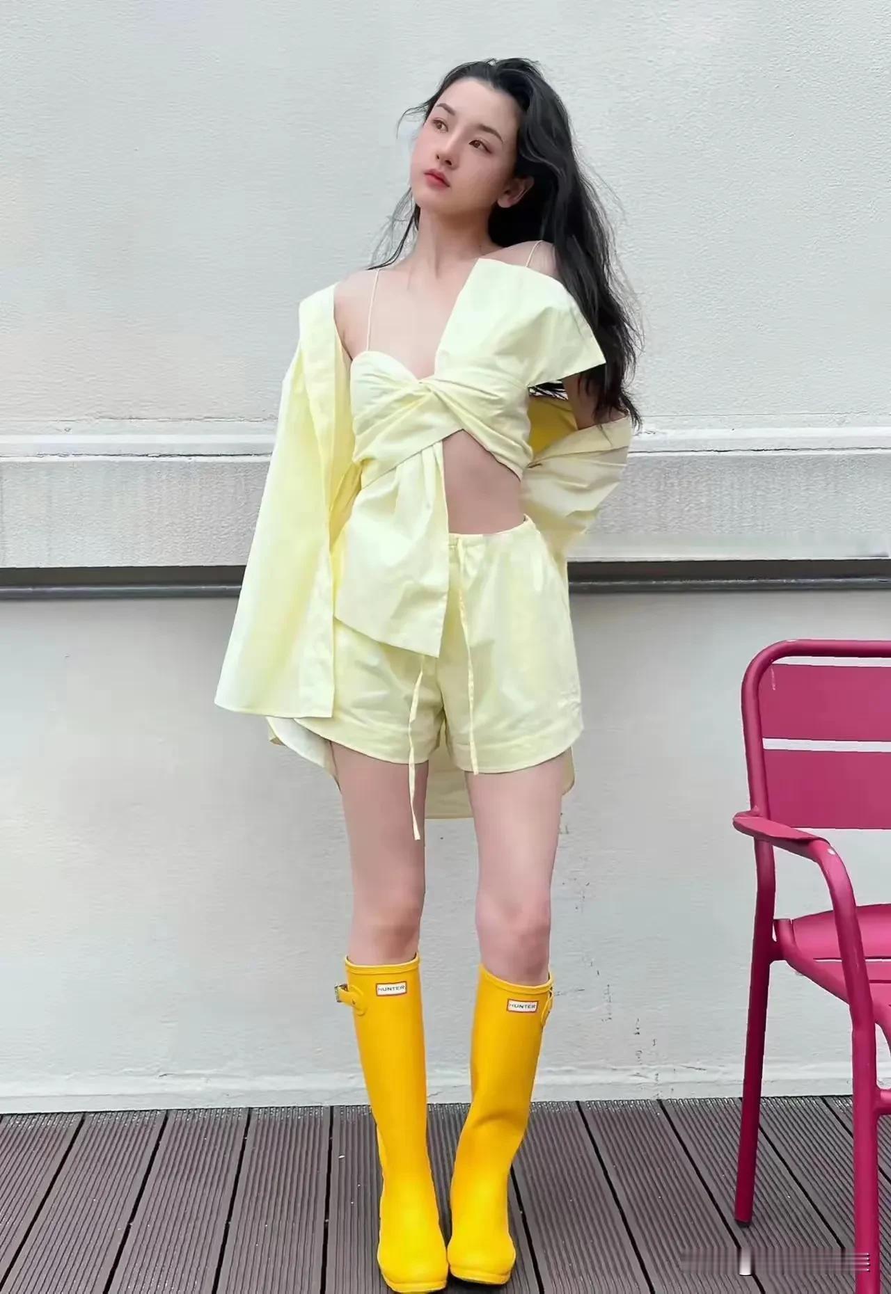祖儿这身衣服穿得真“简单”！
很多衣服，穿出个性就是特立独行，只要别人不穿，你就