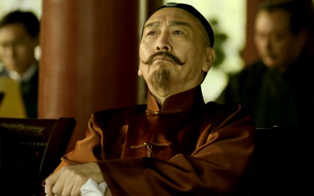 一次，辜鸿铭出席宴会，身边正好坐着一名美国女人，她见辜鸿铭样貌古怪，露出鄙夷。上