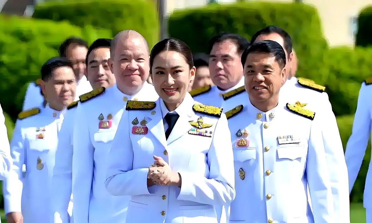 泰国政坛都快打成一锅粥了，他信却带着英拉和佩通坦跑到中国来“充电”，这步棋走得简