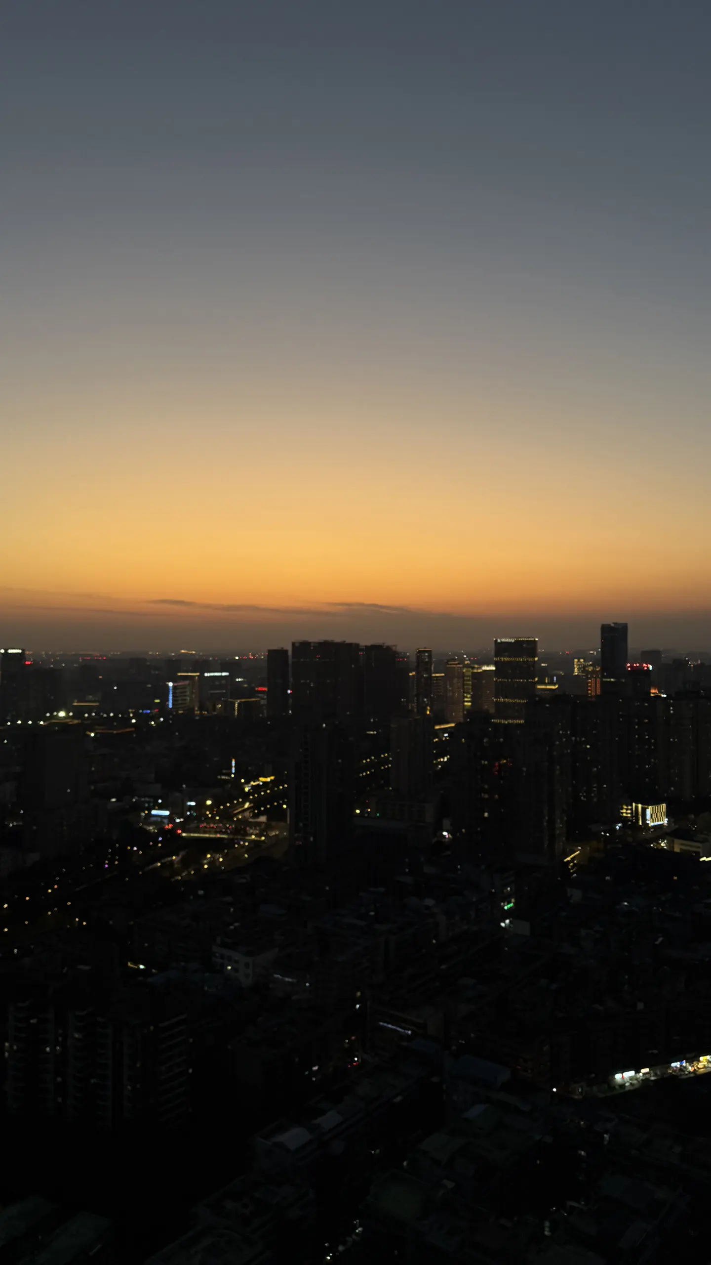 致自己 今天是除夕夜 我却高兴不起来听着鞭炮声我心里不是高兴而是烦躁我...