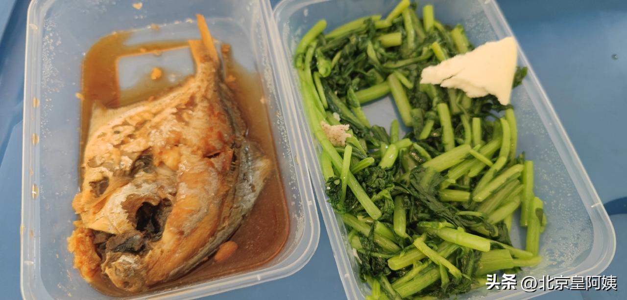 我在医院的午餐不错吧！炒蒿子秆5元，平鱼4元。订餐时，我想4元一条鱼肯定特小，所