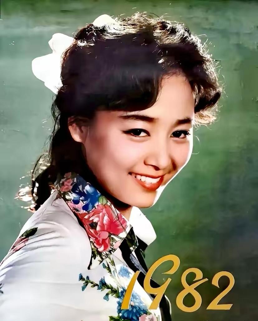 1982年，一位漂亮姑娘的复古照。那个年代他是你的偶像吗？墙上和挂历都是他的照片